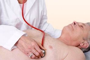 médico examinando um paciente com hipertensão